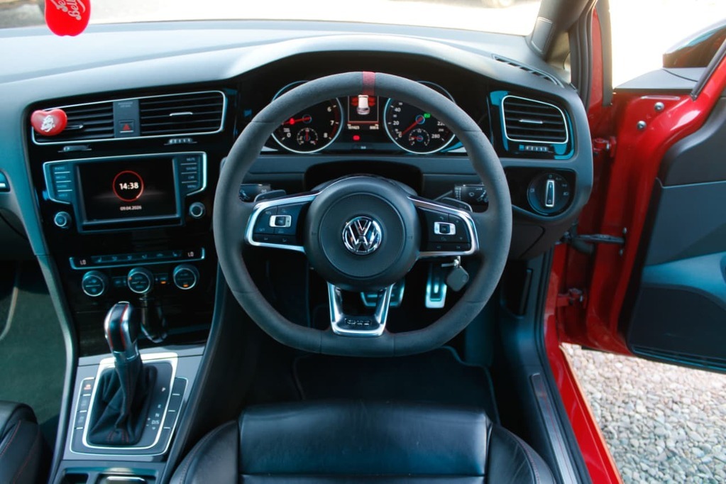 2017 VOLKSWAGEN GOLF 7, Red, 101000Kms, Automatic, , Petrol, R499 900, Kuilsriver
