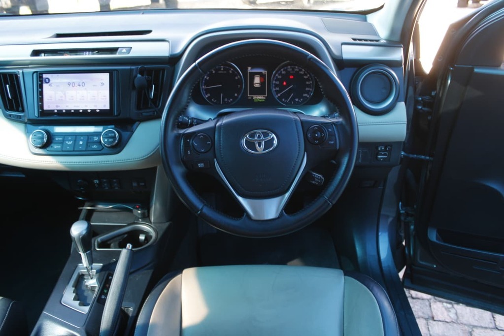 2017 TOYOTA RAV 4, Metalic grey , 210949Kms, Automatic, , Petrol, R269 900, Kuilsriver