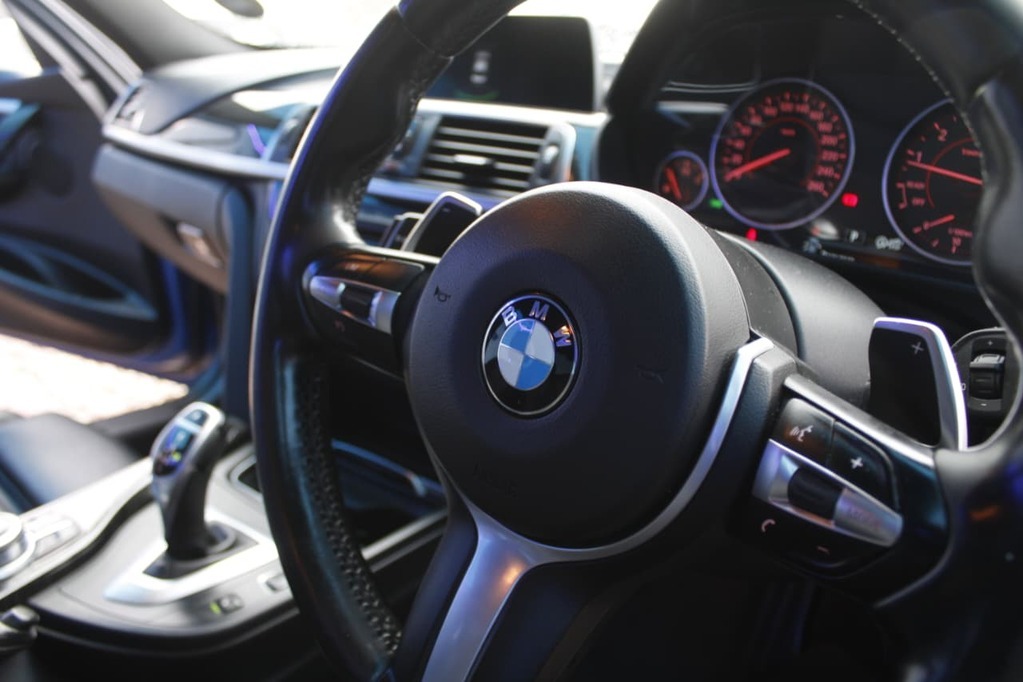 2018 BMW 3 SERIES, Blue metallic, 124632Kms, Automatic, , Petrol, R259 900, Kuilsriver
