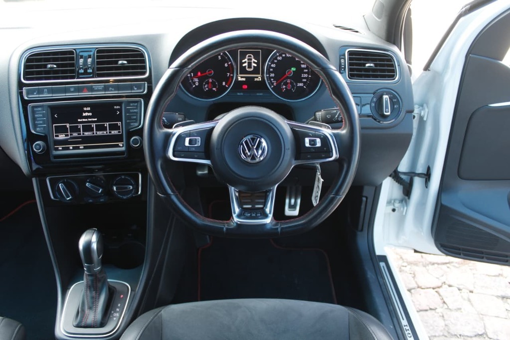 2016 VOLKSWAGEN POLO, White, 30250Kms, Automatic, Hatchback, Petrol, R359 900, Kuilsriver