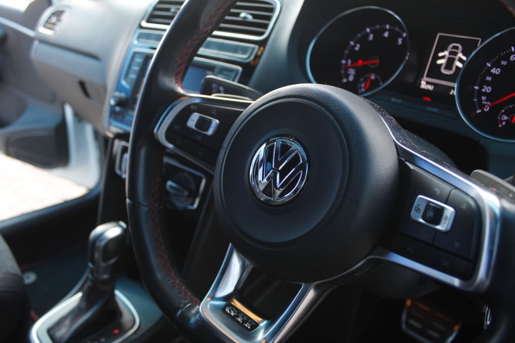 2016 VOLKSWAGEN POLO, White, 30250Kms, Automatic, Hatchback, Petrol, R359 900, Kuilsriver