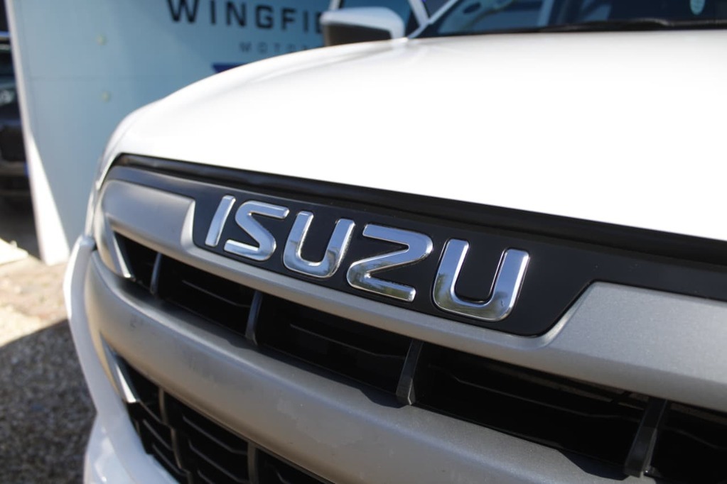 2024 ISUZU D-MAX, White, 33500Kms, Automatic, Bakkie Double Cab, Diesel, R499 900, Kuilsriver