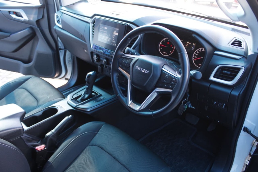 2024 ISUZU D-MAX, White, 33500Kms, Automatic, Bakkie Double Cab, Diesel, R499 900, Kuilsriver
