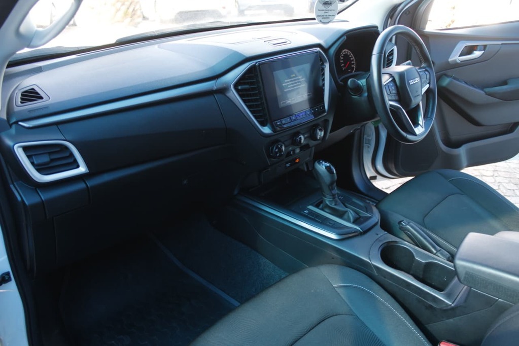 2024 ISUZU D-MAX, White, 33500Kms, Automatic, Bakkie Double Cab, Diesel, R499 900, Kuilsriver