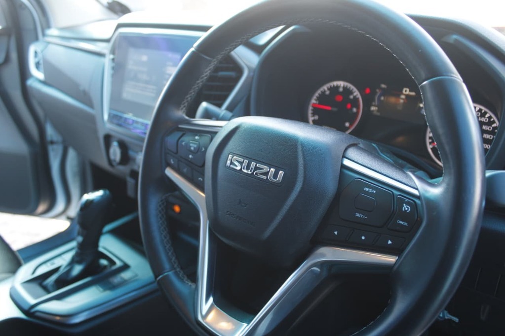 2024 ISUZU D-MAX, White, 33500Kms, Automatic, Bakkie Double Cab, Diesel, R499 900, Kuilsriver