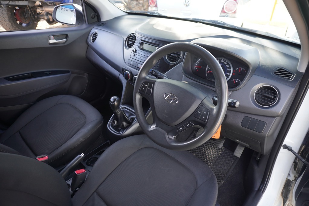 2015 HYUNDAI i10, White, 113271Kms, Manual, Hatchback, Petrol, R109 900, Kuilsriver