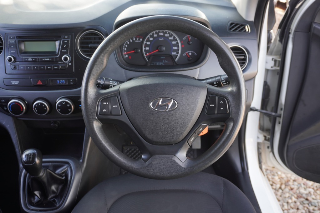 2015 HYUNDAI i10, White, 113271Kms, Manual, Hatchback, Petrol, R109 900, Kuilsriver