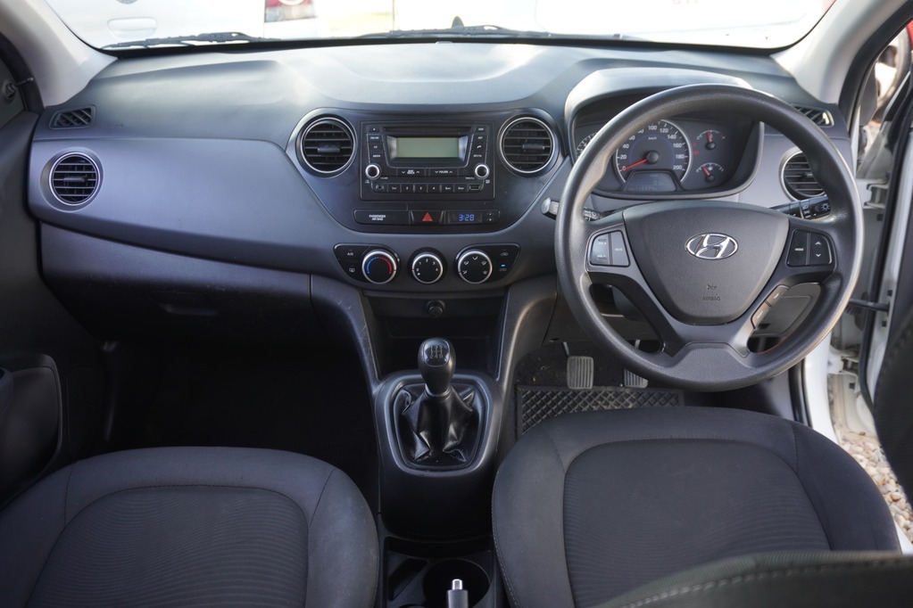 2015 HYUNDAI i10, White, 113271Kms, Manual, Hatchback, Petrol, R109 900, Kuilsriver