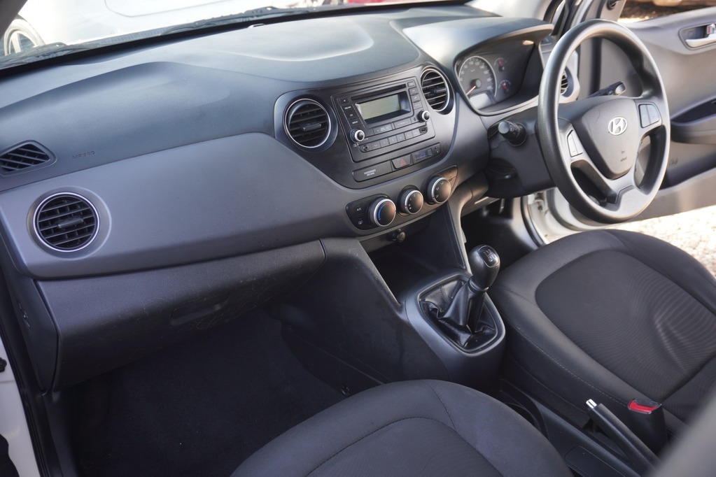 2015 HYUNDAI i10, White, 113271Kms, Manual, Hatchback, Petrol, R109 900, Kuilsriver