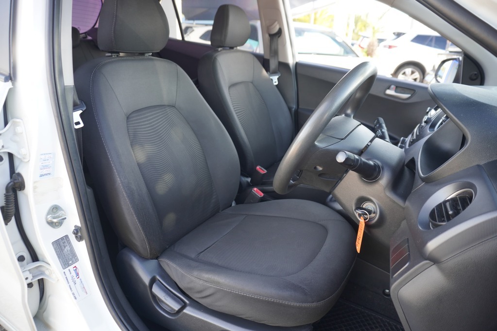 2015 HYUNDAI i10, White, 113271Kms, Manual, Hatchback, Petrol, R109 900, Kuilsriver