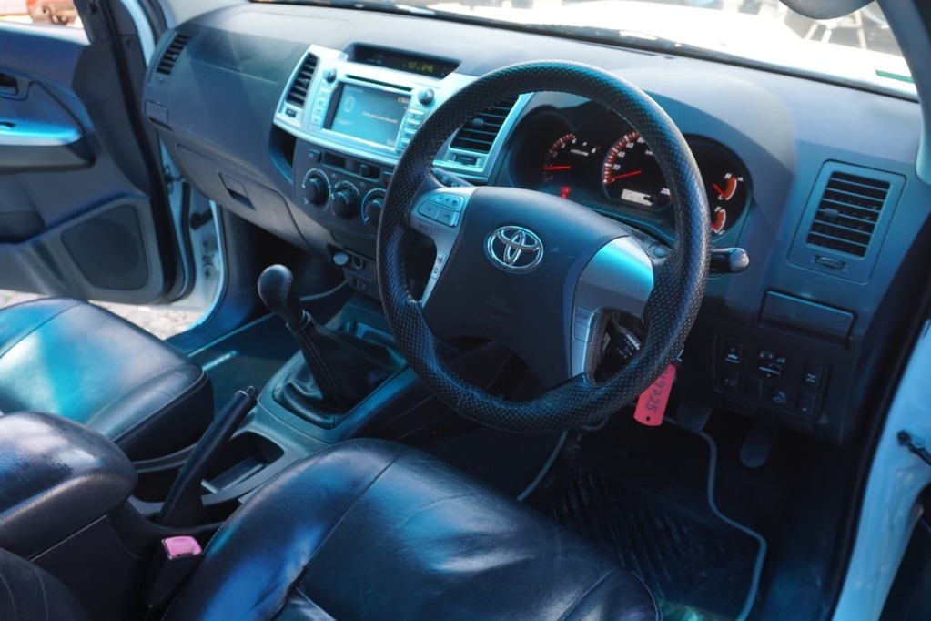 2016 TOYOTA HI-LUX, Gold, 318000Kms, Manual, Bakkie Club Cab, Diesel, R289 900, Kuilsriver