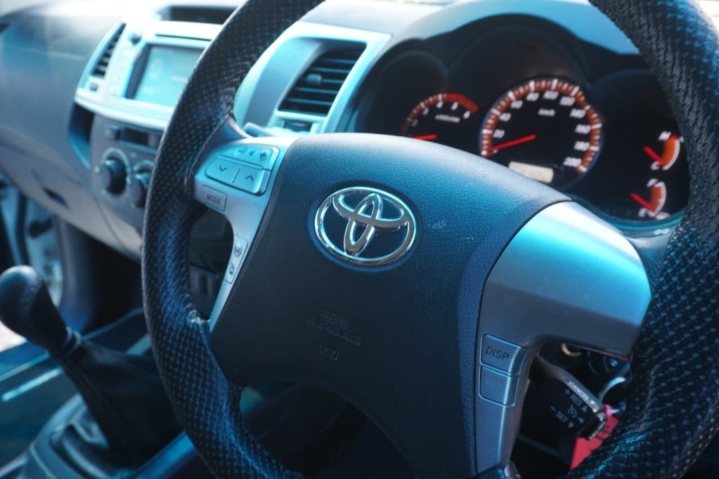 2016 TOYOTA HI-LUX, Gold, 318000Kms, Manual, Bakkie Club Cab, Diesel, R289 900, Kuilsriver