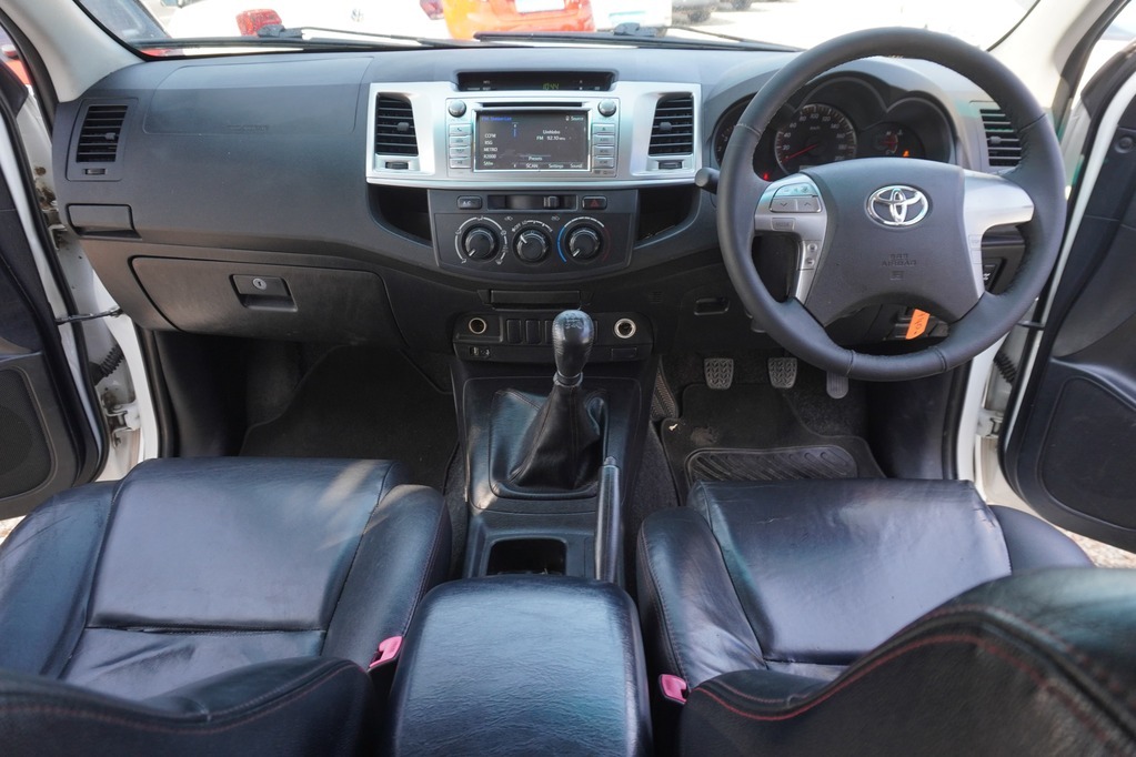2015 TOYOTA HI-LUX, White, 331980Kms, Manual, Bakkie Double Cab, Diesel, R244 900, Wingfield Motors Kuilsriver
