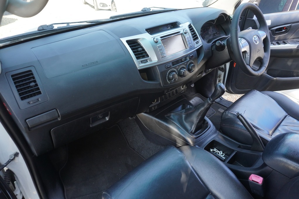 2015 TOYOTA HI-LUX, White, 331980Kms, Manual, Bakkie Double Cab, Diesel, R244 900, Wingfield Motors Kuilsriver
