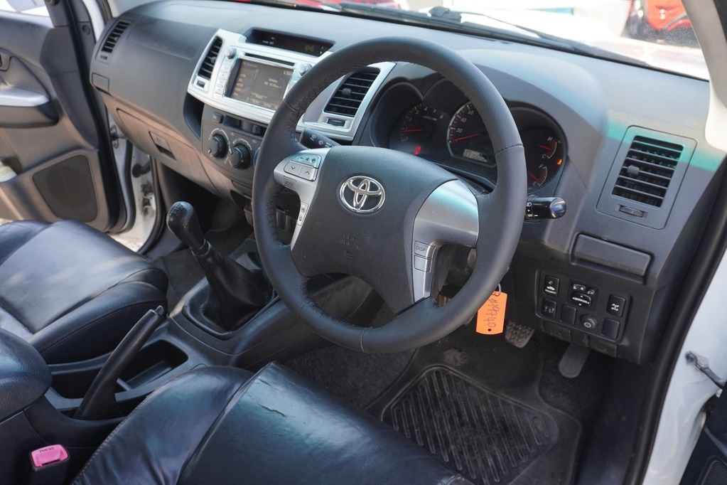 2015 TOYOTA HI-LUX, White, 331980Kms, Manual, Bakkie Double Cab, Diesel, R244 900, Wingfield Motors Kuilsriver
