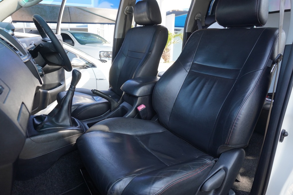 2015 TOYOTA HI-LUX, White, 331980Kms, Manual, Bakkie Double Cab, Diesel, R244 900, Wingfield Motors Kuilsriver