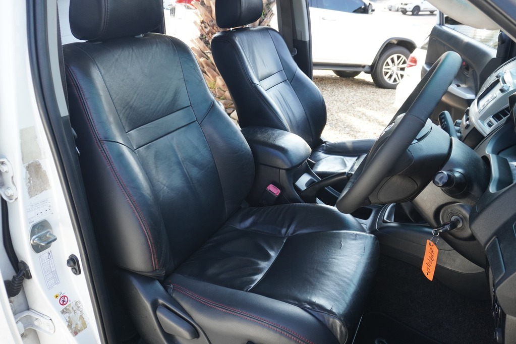 2015 TOYOTA HI-LUX, White, 331980Kms, Manual, Bakkie Double Cab, Diesel, R244 900, Wingfield Motors Kuilsriver