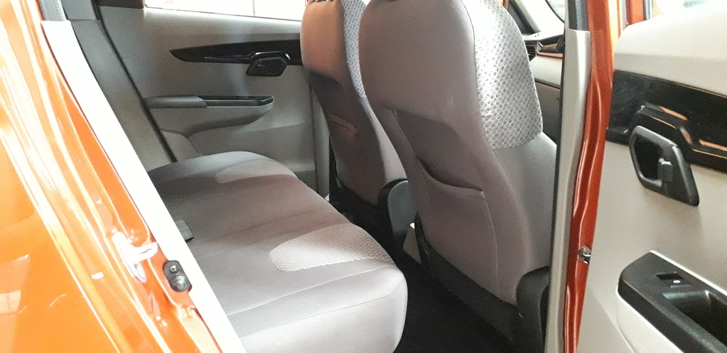 MAHINDRA KUV 100 - Image 8