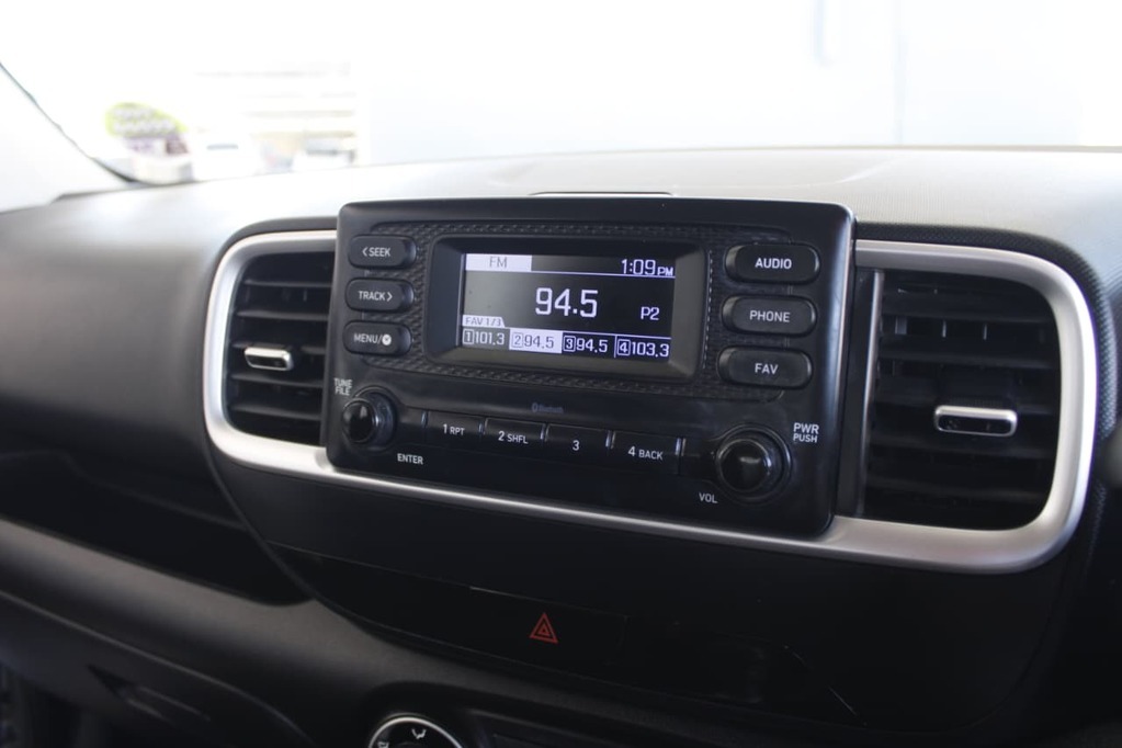 2020 HYUNDAI VENUE, White, 105900Kms, Manual, SUV, Petrol, R179 900, Bellville