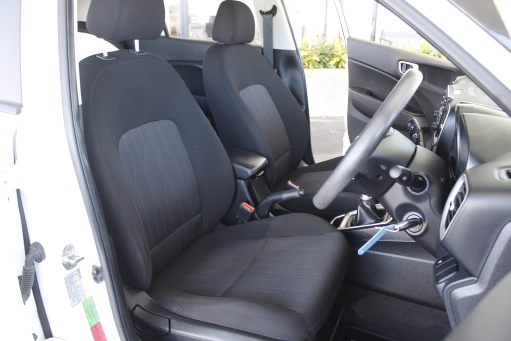 2020 HYUNDAI VENUE, White, 105900Kms, Manual, SUV, Petrol, R179 900, Bellville