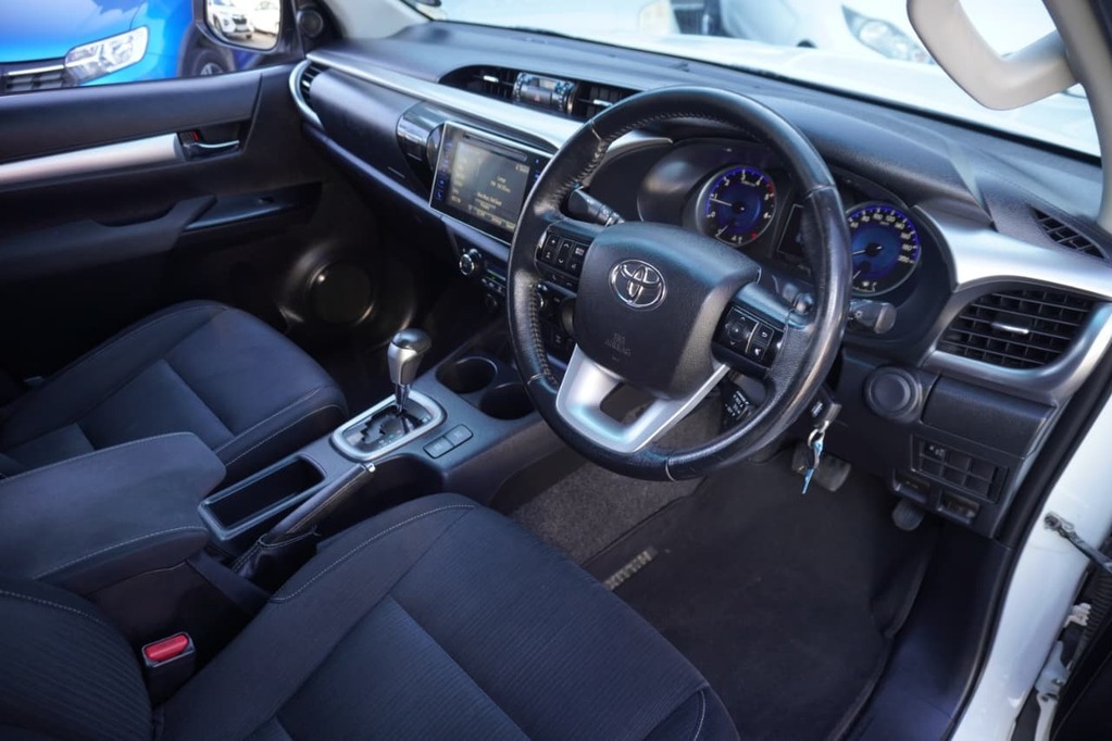 2016 TOYOTA HILUX, White, 190000Kms, Automatic, Bakkie Double Cab, Diesel, R379 900, Bellville