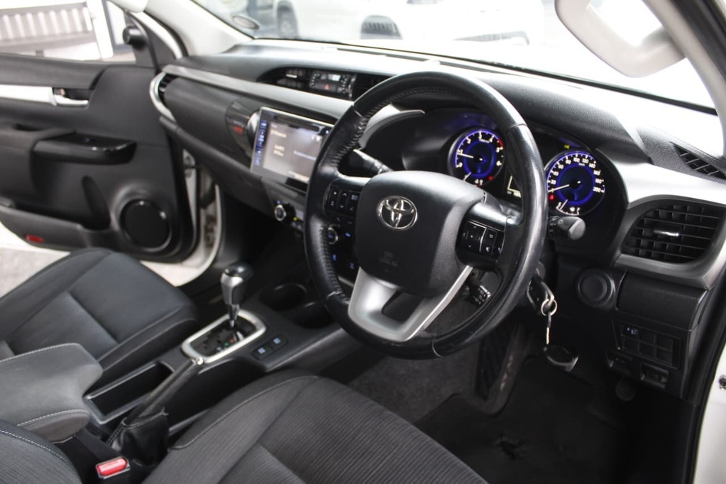 2016 TOYOTA HILUX, White, 190000Kms, Automatic, Bakkie Double Cab, Diesel, R379 900, Bellville