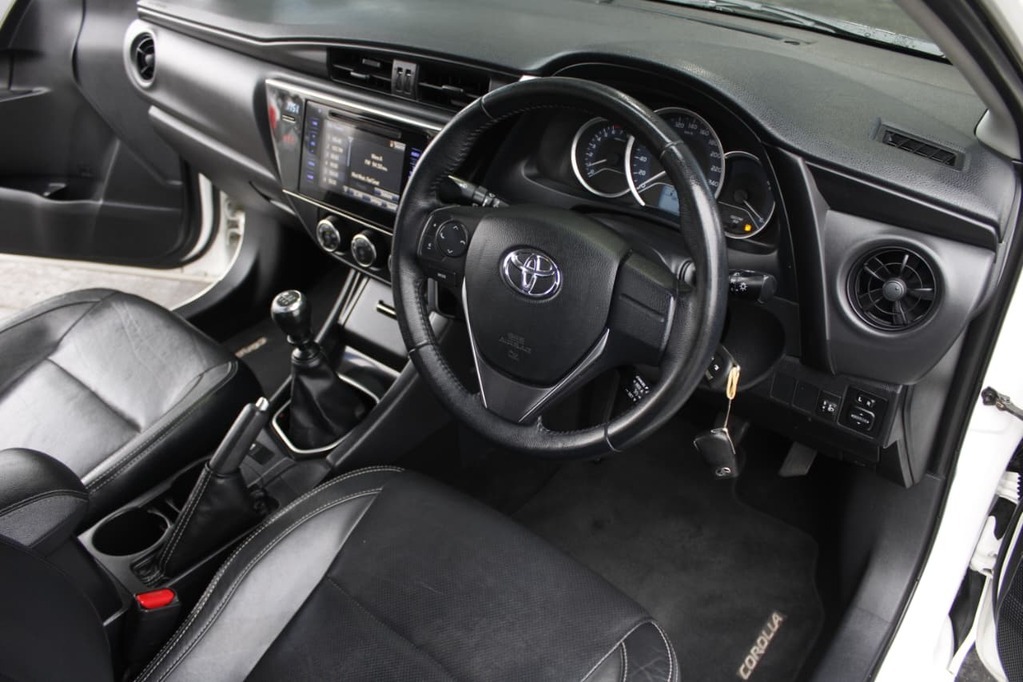 2017 TOYOTA COROLLA, White, 137500Kms, Manual, Sedan, Petrol, R199 900, Bellville