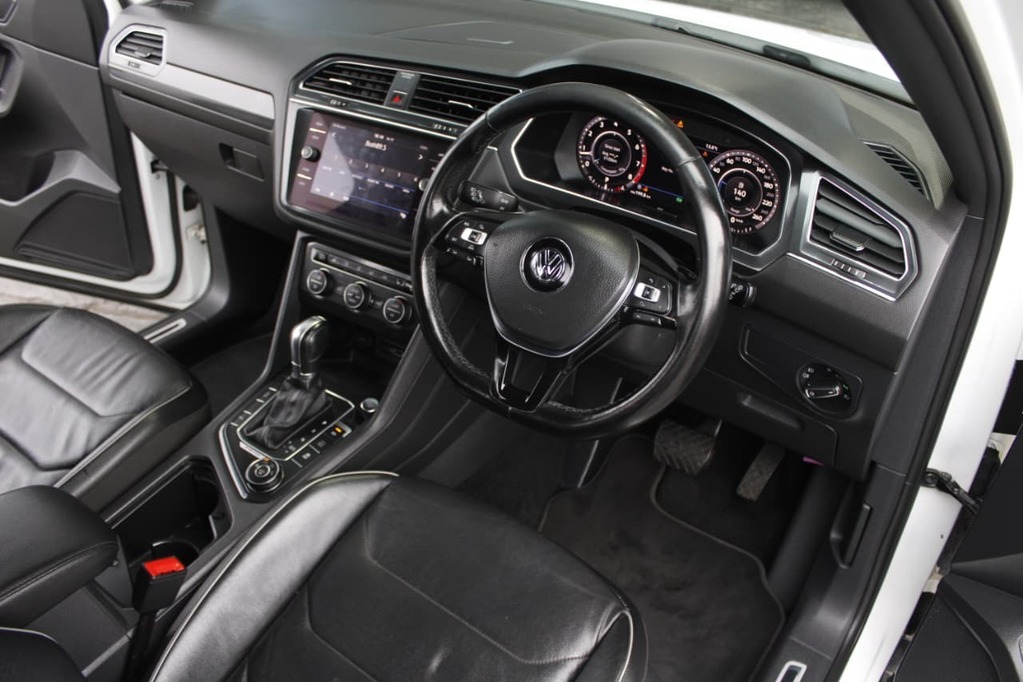 2018 VOLKSWAGEN TIGUAN, White, 178000Kms, Automatic, , Petrol, R329 900, Bellville