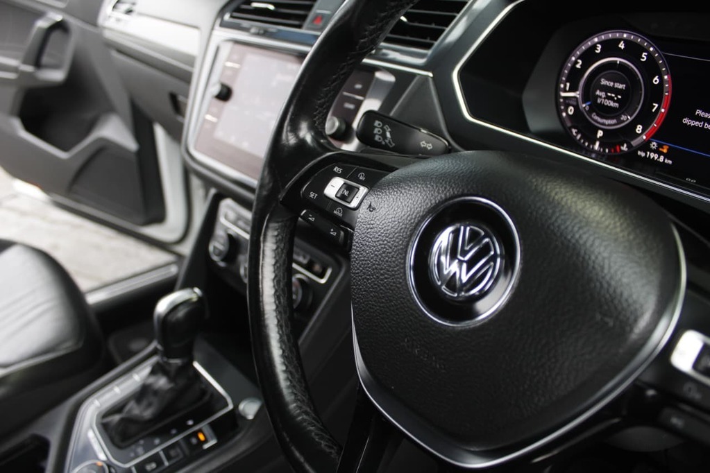 2018 VOLKSWAGEN TIGUAN, White, 178000Kms, Automatic, , Petrol, R329 900, Bellville