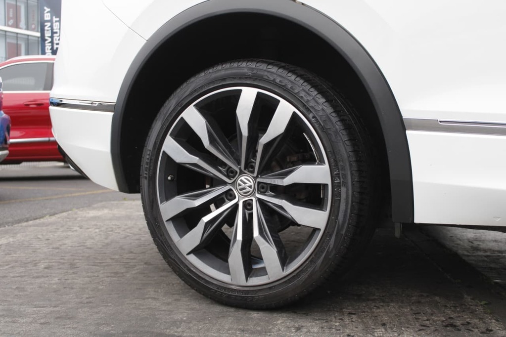2018 VOLKSWAGEN TIGUAN, White, 178000Kms, Automatic, , Petrol, R329 900, Bellville