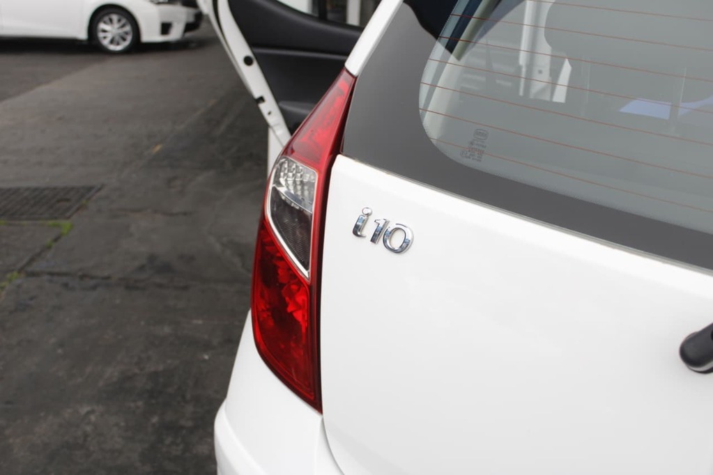 2016 HYUNDAI i10, White, 138400Kms, Automatic, Hatchback, Petrol, R124 900, Wingfield Motors Bellville