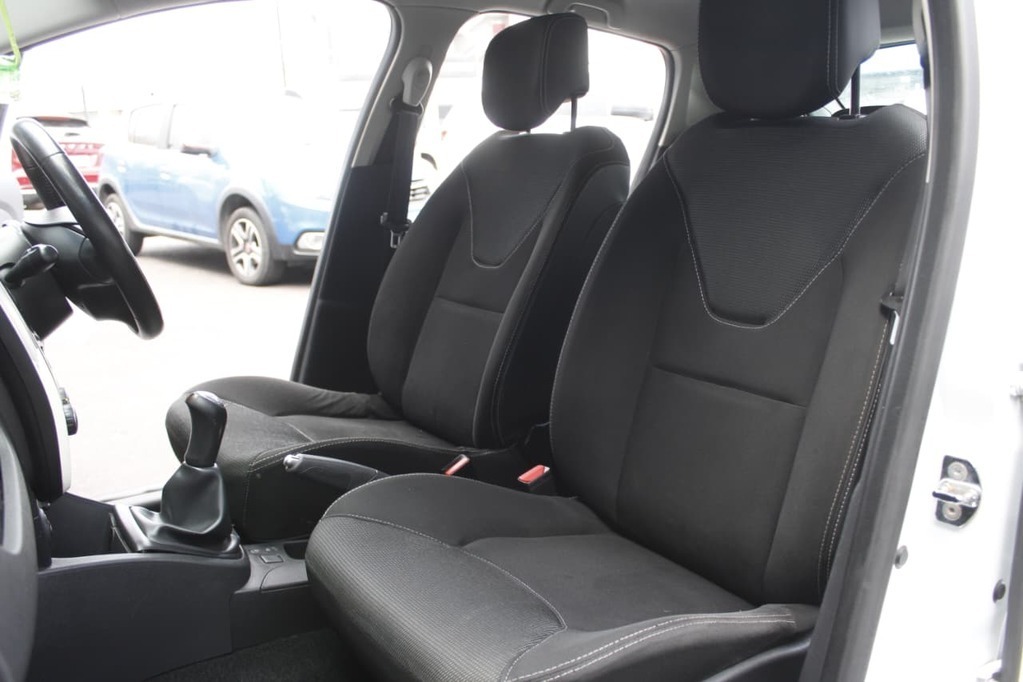 2016 RENAULT CLIO IV, White, 113500Kms, Manual, Hatchback, Petrol, R129 900, Bellville
