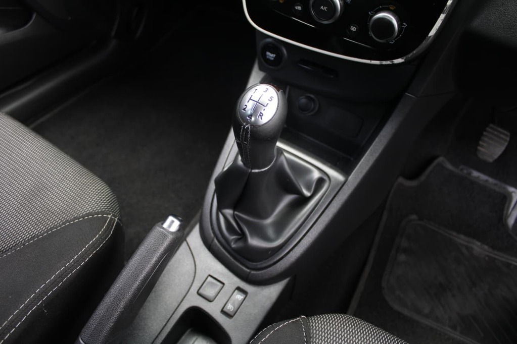 2016 RENAULT CLIO IV, White, 113500Kms, Manual, Hatchback, Petrol, R129 900, Bellville