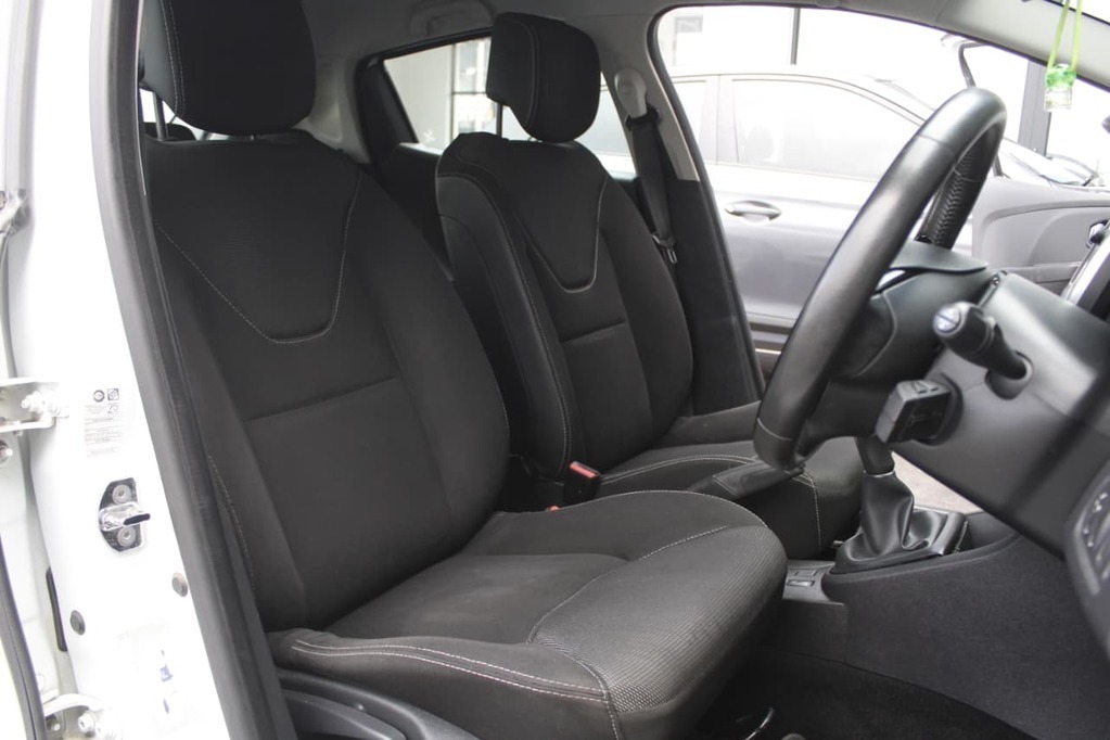 2016 RENAULT CLIO IV, White, 113500Kms, Manual, Hatchback, Petrol, R129 900, Bellville
