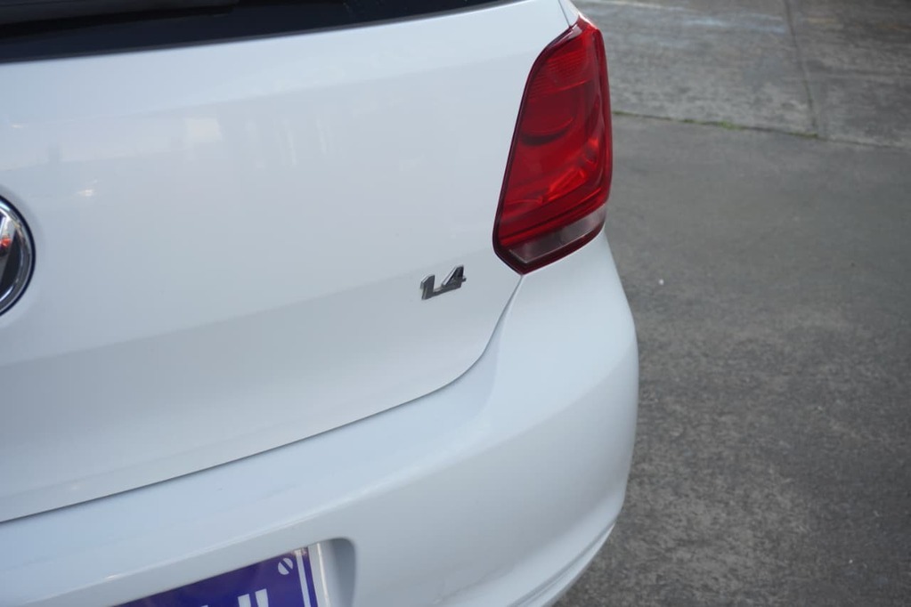 2011 VOLKSWAGEN POLO, White, 179890Kms, Manual, , Petrol, R137 990, Bellville