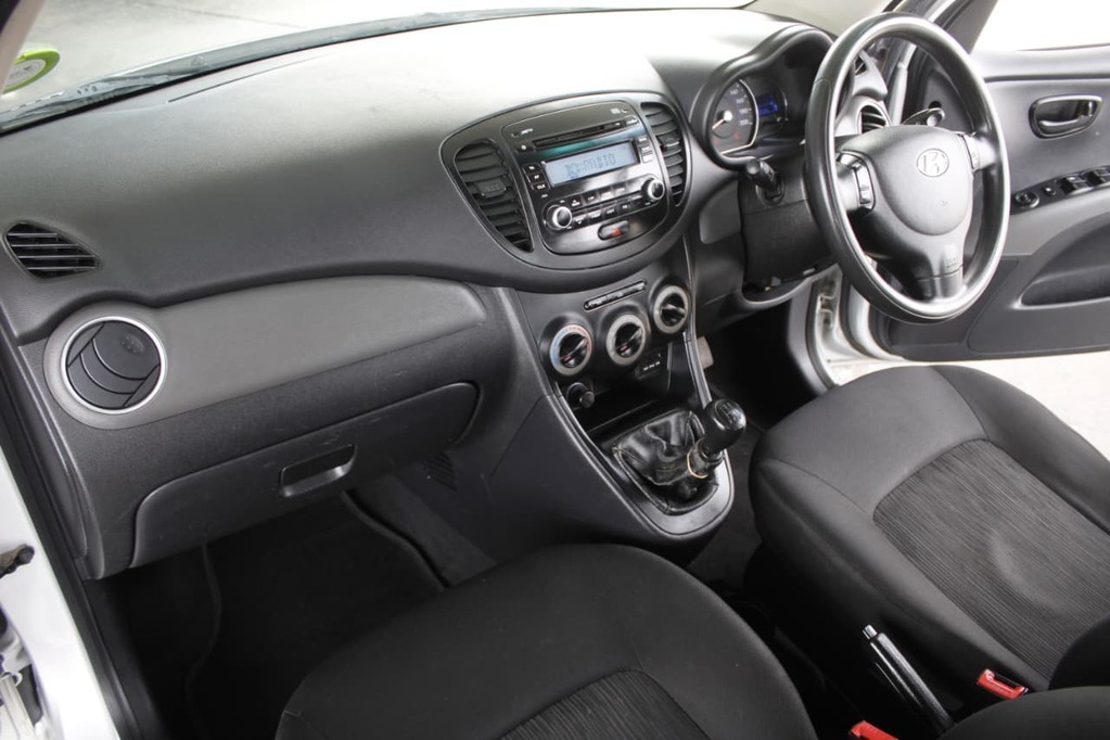 2012 HYUNDAI i10, Silver, 158300Kms, Manual, Hatchback, Petrol, R89 990, Wingfield Motors Bellville