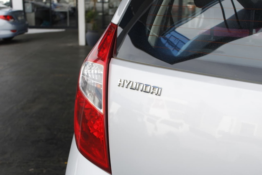 2012 HYUNDAI i10, Silver, 158300Kms, Manual, Hatchback, Petrol, R89 990, Wingfield Motors Bellville