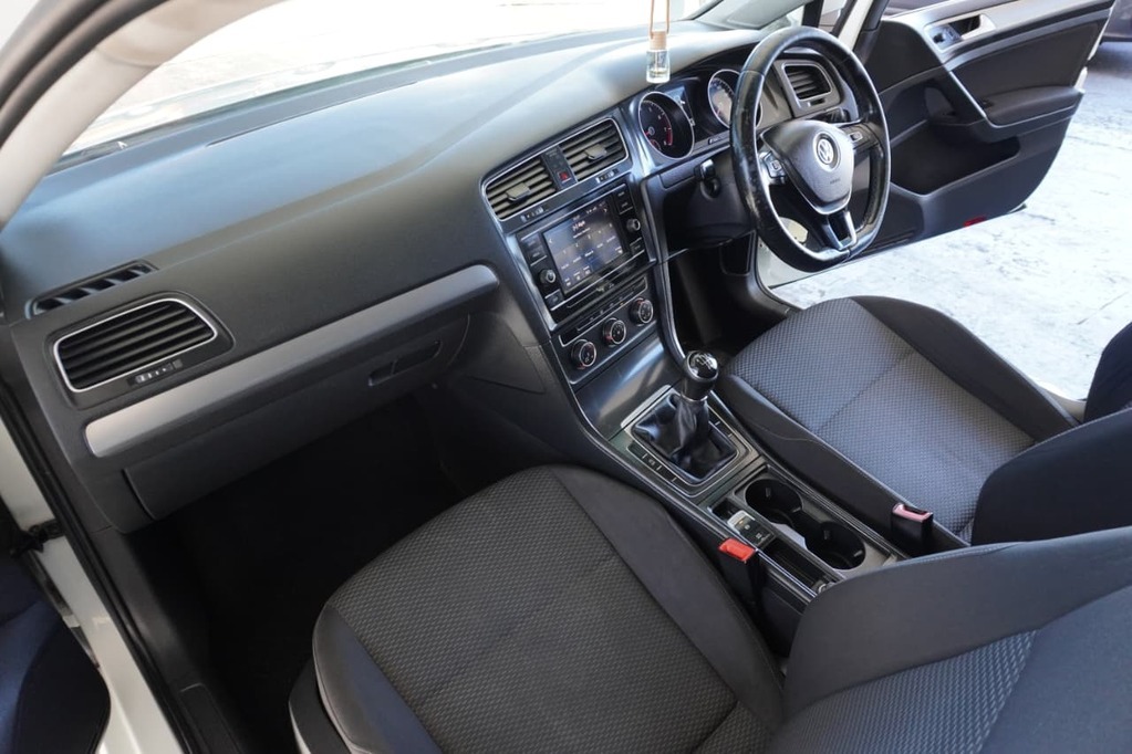 2017 VOLKSWAGEN GOLF VII, White, 198051Kms, Manual, Hatchback, Petrol, R159 990, Bellville