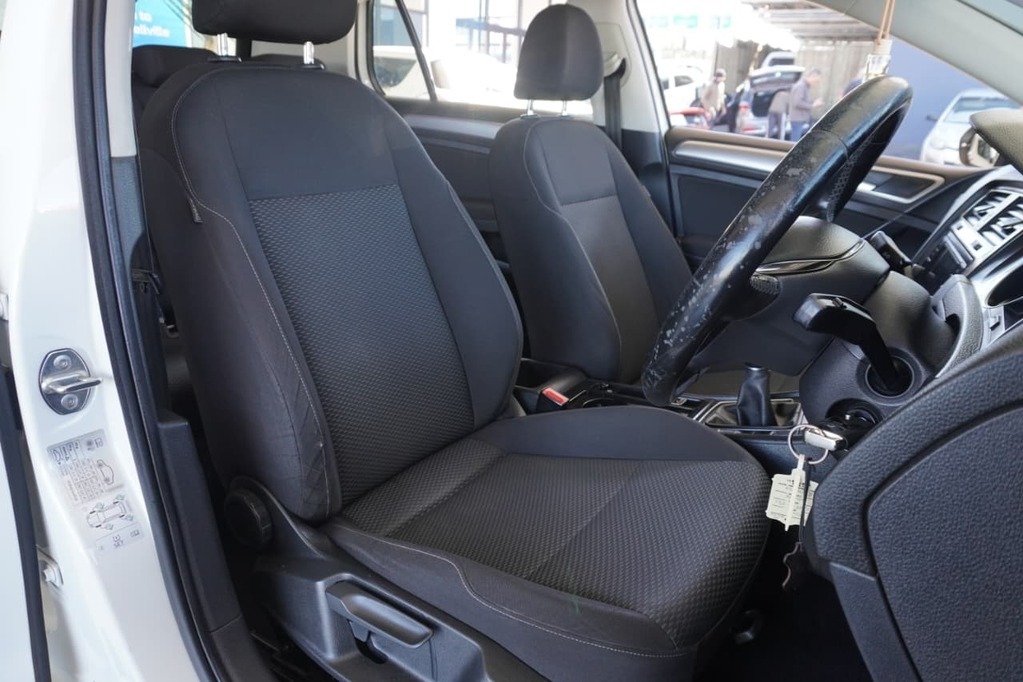 2017 VOLKSWAGEN GOLF VII, White, 198051Kms, Manual, Hatchback, Petrol, R159 990, Bellville