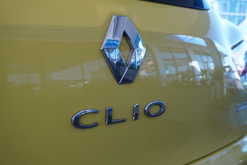 2013 RENAULT CLIO IV, Yellow, 155832Kms, Manual, Hatchback, Petrol, R104 990, Wingfield Motors Bellville