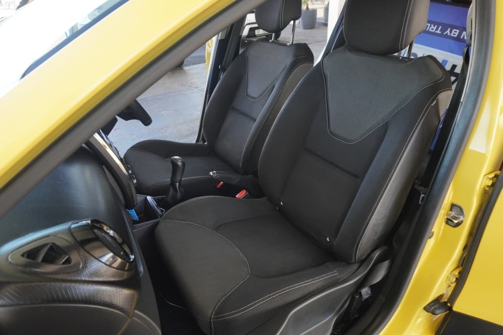 2013 RENAULT CLIO IV, Yellow, 155832Kms, Manual, Hatchback, Petrol, R104 990, Wingfield Motors Bellville