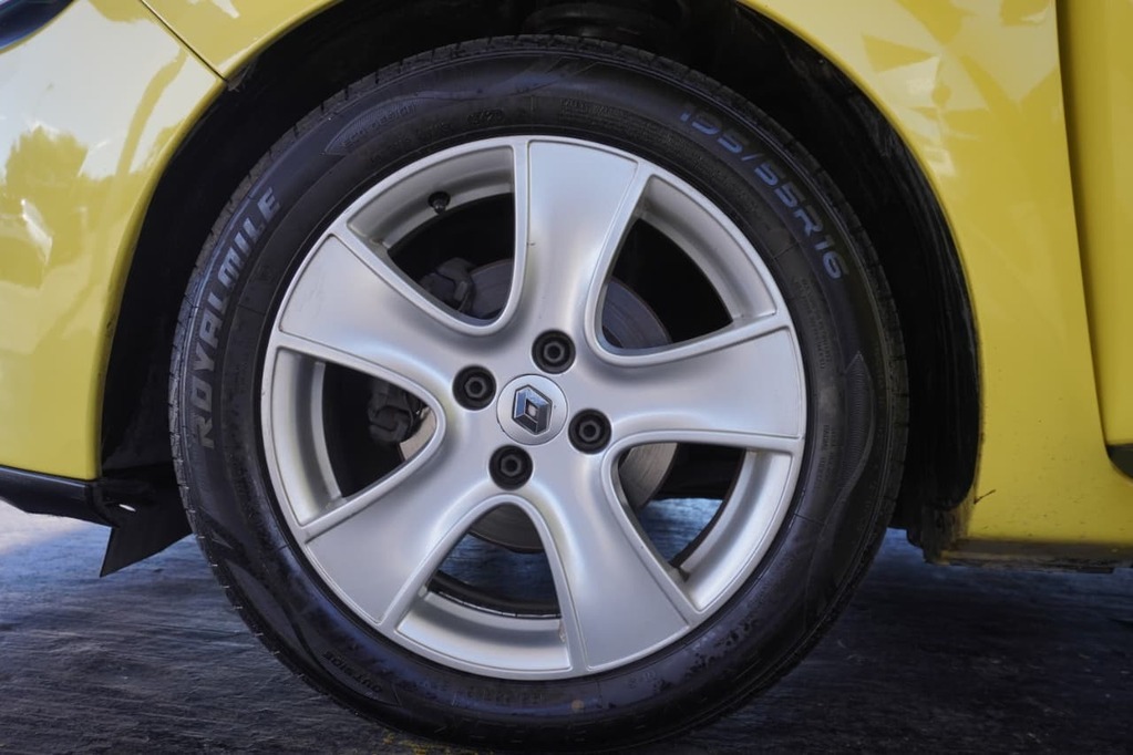 2013 RENAULT CLIO IV, Yellow, 155832Kms, Manual, Hatchback, Petrol, R104 990, Wingfield Motors Bellville