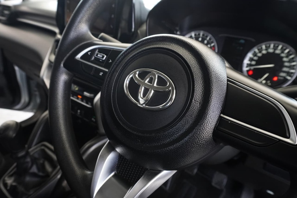 2025 TOYOTA URBAN CRUISER, Blue, 32500Kms, Manual, SUV, Petrol, R299 900, Wingfield Motors Bellville