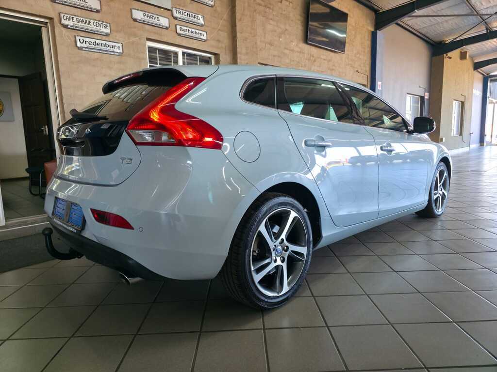 VOLVO V40 V40 T3 MOMENTUM