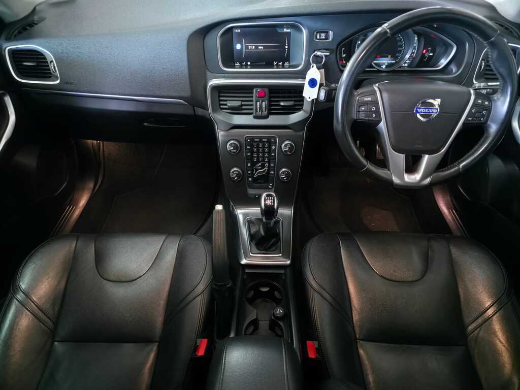 VOLVO V40 V40 T3 MOMENTUM
