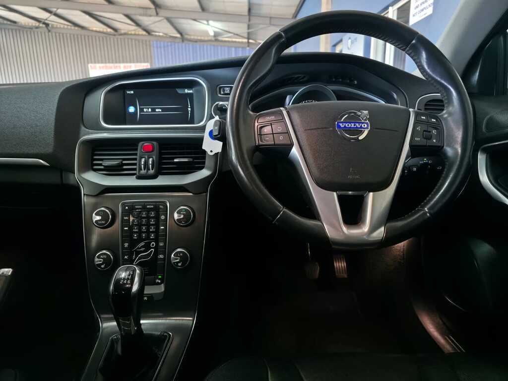 VOLVO V40 V40 T3 MOMENTUM