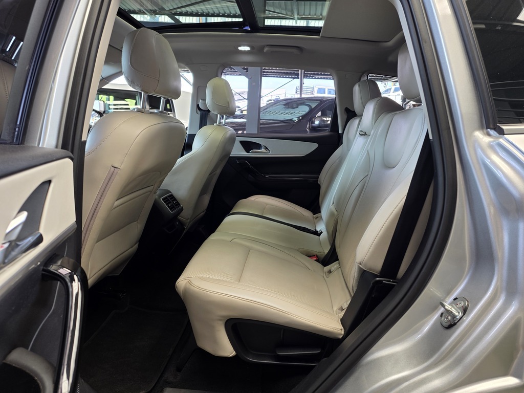 MAHINDRA XUV 700 XUV 700 2.0 AX7L A/T (7 SEATER) - 8