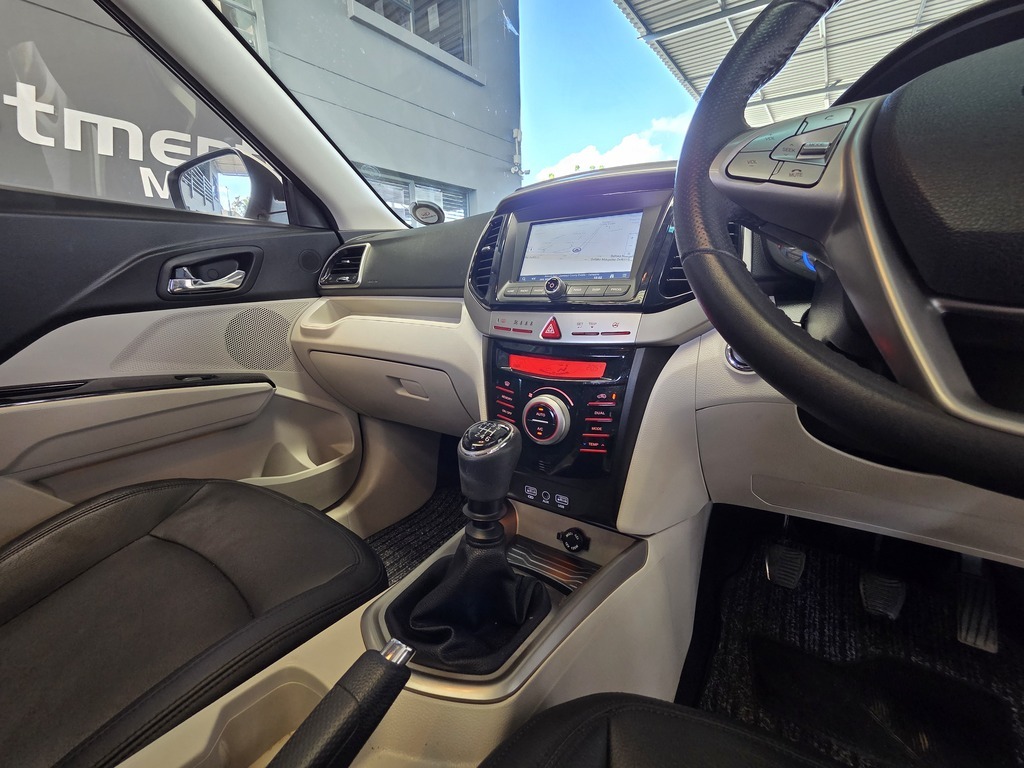 MAHINDRA XUV300 XUV300 1.5D (W8) - 16