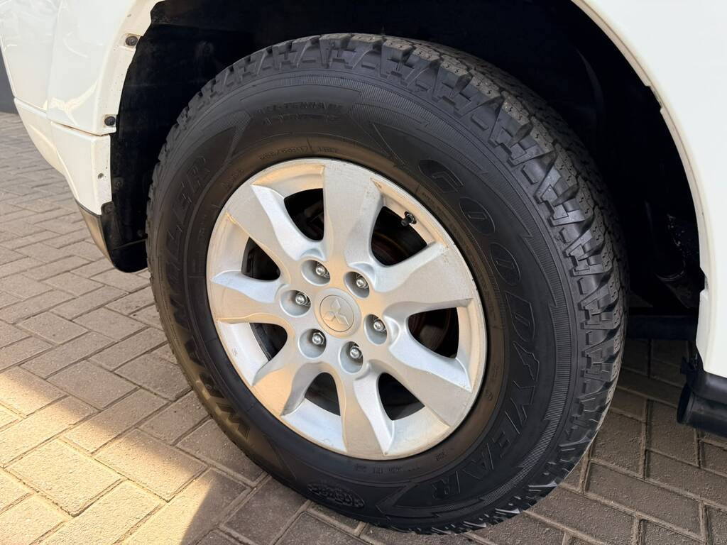 MITSUBISHI PAJERO PAJERO 3.2 Di - Dc GLS SWB A/T - 19