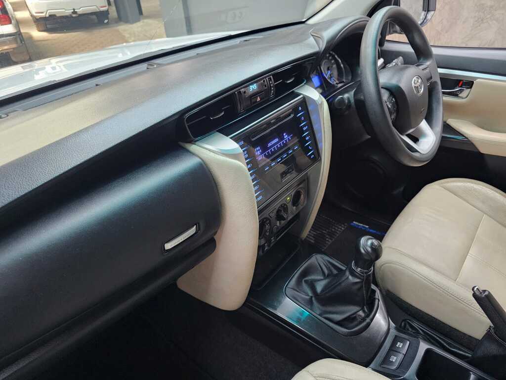 TOYOTA FORTUNER FORTUNER 2.4GD-6 R/B